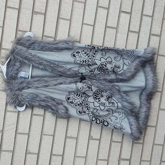 Gray Vest/Fur - Picture 4 of 10